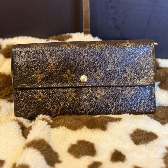 Louis Vuitton Handbags - GUC - Louis Vuitton - Sarah Wallet - COA Included
